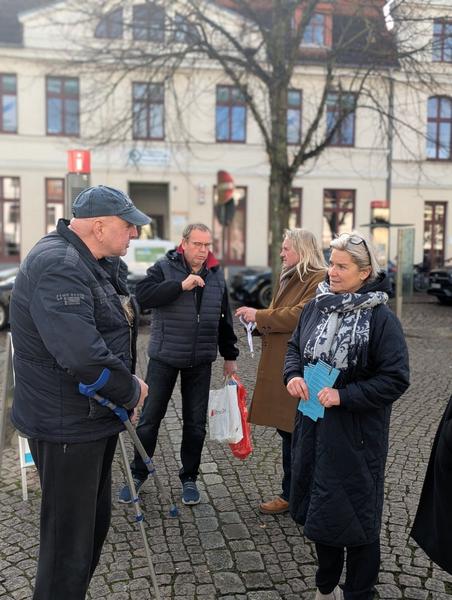 Simone Borchardt im Gespräch mit Bürgerinnen und Bürgern